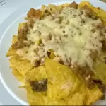 Nachos con carne y queso