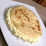 Queso y huevos fritos