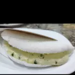 Tapioca de mussarela cremosa.