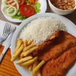 À Milanesa (Carne ou Frango)
