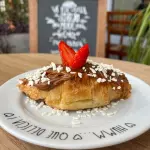 Croissant doce de leite e morango