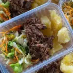 Carne Desfiada com Mandioca e Legume