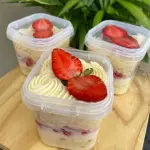 Bolo de pote de ninho com morango