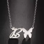 Collar con letra y mariposA