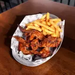 8 Alitas (2 sabores) + papas