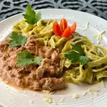 Massa ao molho pesto e strogonoff