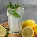 LIMONADA  CON MENTA Y JENGIBRE