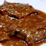 BIFE DE CARNE AO MOLHO BARBECUE