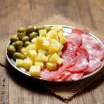 Frios: queijo salame e azeitonas