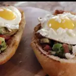 Molletes con huevo
