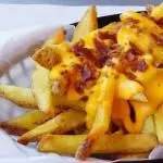 BATATA RÚSTICA COM BACON E CHEDDAR