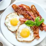 Huevos estrellados con tocino