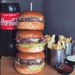 03 BURGER + 01 REFRI 1,5L + BATATA G