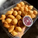 50 salgadinhos variados + molho