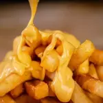 PAPAS FRITAS CON CHEDDAR
