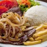 Bife acebolado com fritas