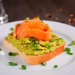 TOSTADAS DE SALMON Y AGUACATE
