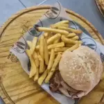 Burger Brisket + Papas CHICAS