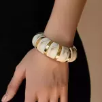 Pulsera acrílica crema