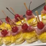 Canapé de Parma e fios de ovos