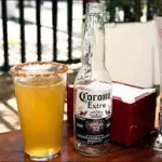 Michelada con cerveza internacional