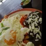 Chilaquiles rojos con huevo Ovo gourmet