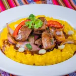 Risotto a la huancaína con lomo sal.