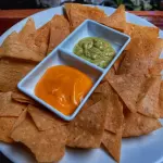 Nachos Queso y Guacamole