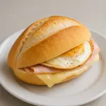PÃO COM MUSSARELA, PRESUNTO E OVO