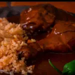Pollo con mole y arroz
