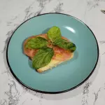 Tostada Queso Tomate Albahaca