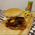 Poor the Boss + papas + bebida