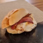 Pao com ovo e bacon