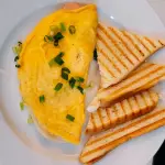 OMELETTE DE JAMÓN Y QUESO