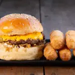 BURGER DE CARNE + TEQUEÑOS