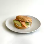 Bagel Masa Madre,salmón,queso +Agua