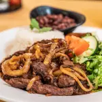 Bistec encebollado