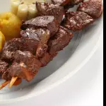Un palito de anticucho