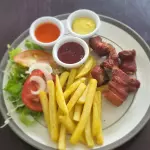Costilla con papas y ensalada