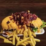 Baurú bacon cheddar con papas fritas