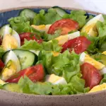 084 - GEMISCHTER SALAT MIT EIER