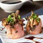 Gunkan salmão shimeji (flambado)
