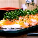 Niguiri Salmão Flambado com gambey