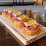 Brusqueta de Parma, Brie e geleia