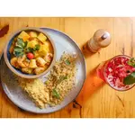 Moqueca de camarão com pupunha e banana da terra cozida