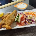 Merluza apanada con ensalada