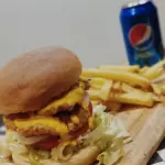 Chicken Boss + papas + bebida