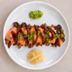 Enroladinho de shimeji no salmão