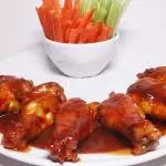 Alitas BBQ con salsas de la casa