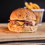 BBQ carnívora + papas + gaseosa